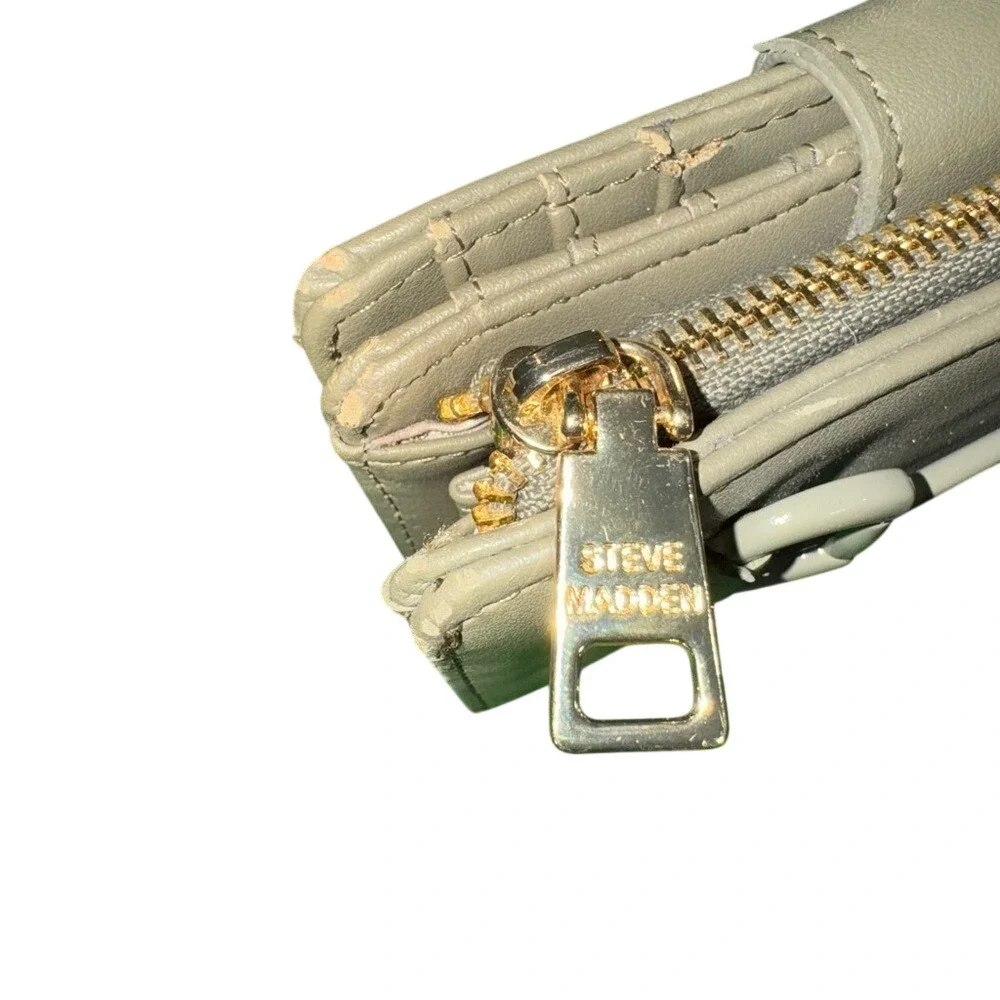 Steve Madden Olive Green‎ Gold Bifold Wallet Womens Horsebit Detail Q2/24/9672